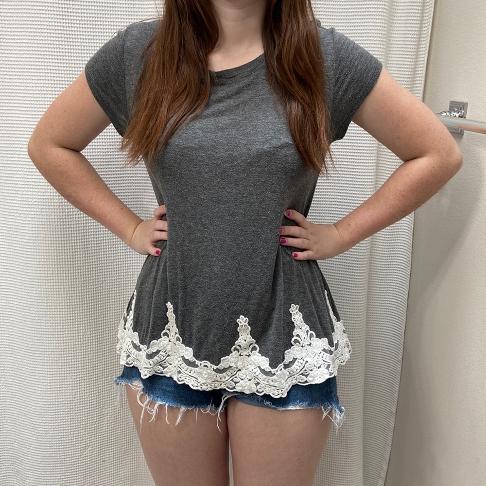 Women’s Xhilaration gray flowy lace embellished short sleeve top. Size medium.